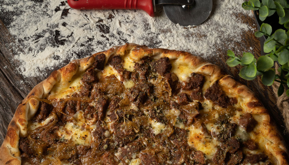 Pizza Filé com Gorgonzola e Cebola Caramelizada — Mullino Pizzeria